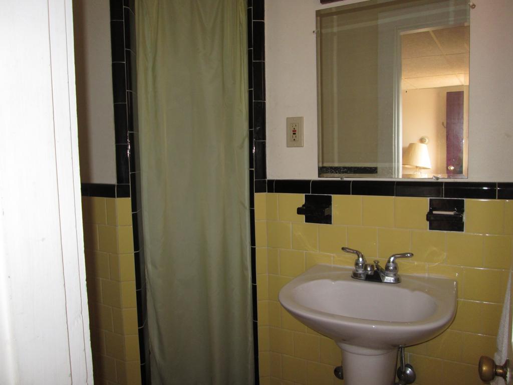 Royale Coach Motor Lodge Хэмптон Номер фото
